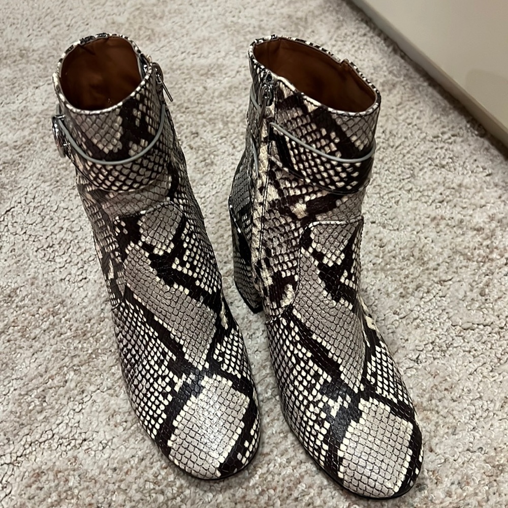 Coach snakeskin booties size 7.5 ❤️